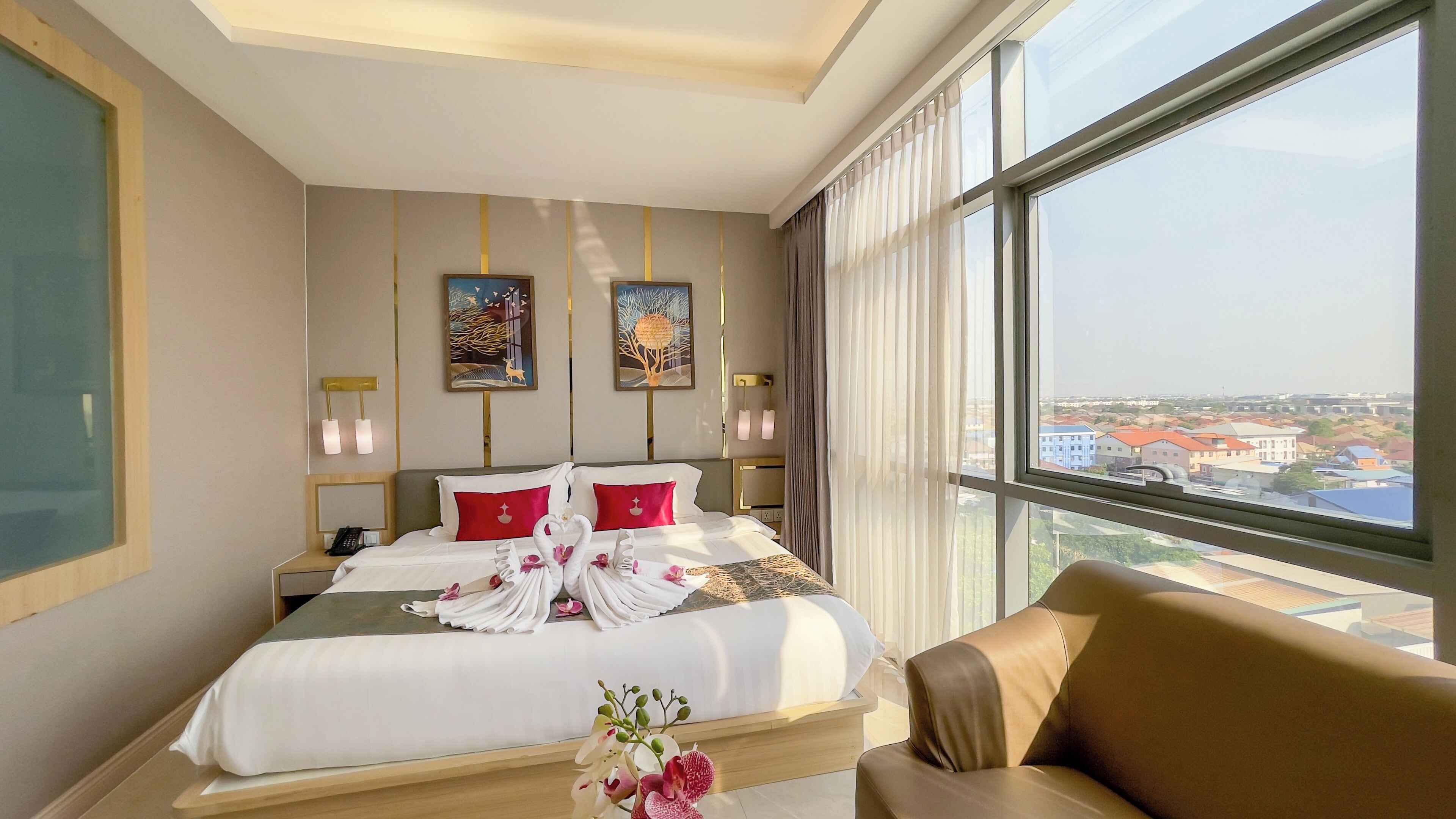 Quarto quádruplo família, várias camas | Frigobar (abastecido com alguns itens grátis), escrivaninha