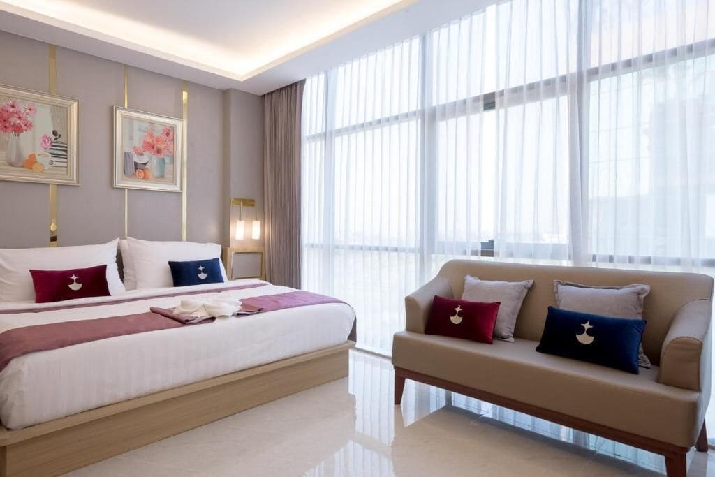 Quarto luxo | Frigobar (abastecido com alguns itens grátis), escrivaninha