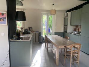 Een koelkast, een magnetron, een oven, een kookplaat