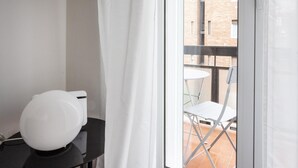 A bathroom with a white toilet, a white basin, and a black countertop. - Italianway Easy - Carlone 5 (Milan)