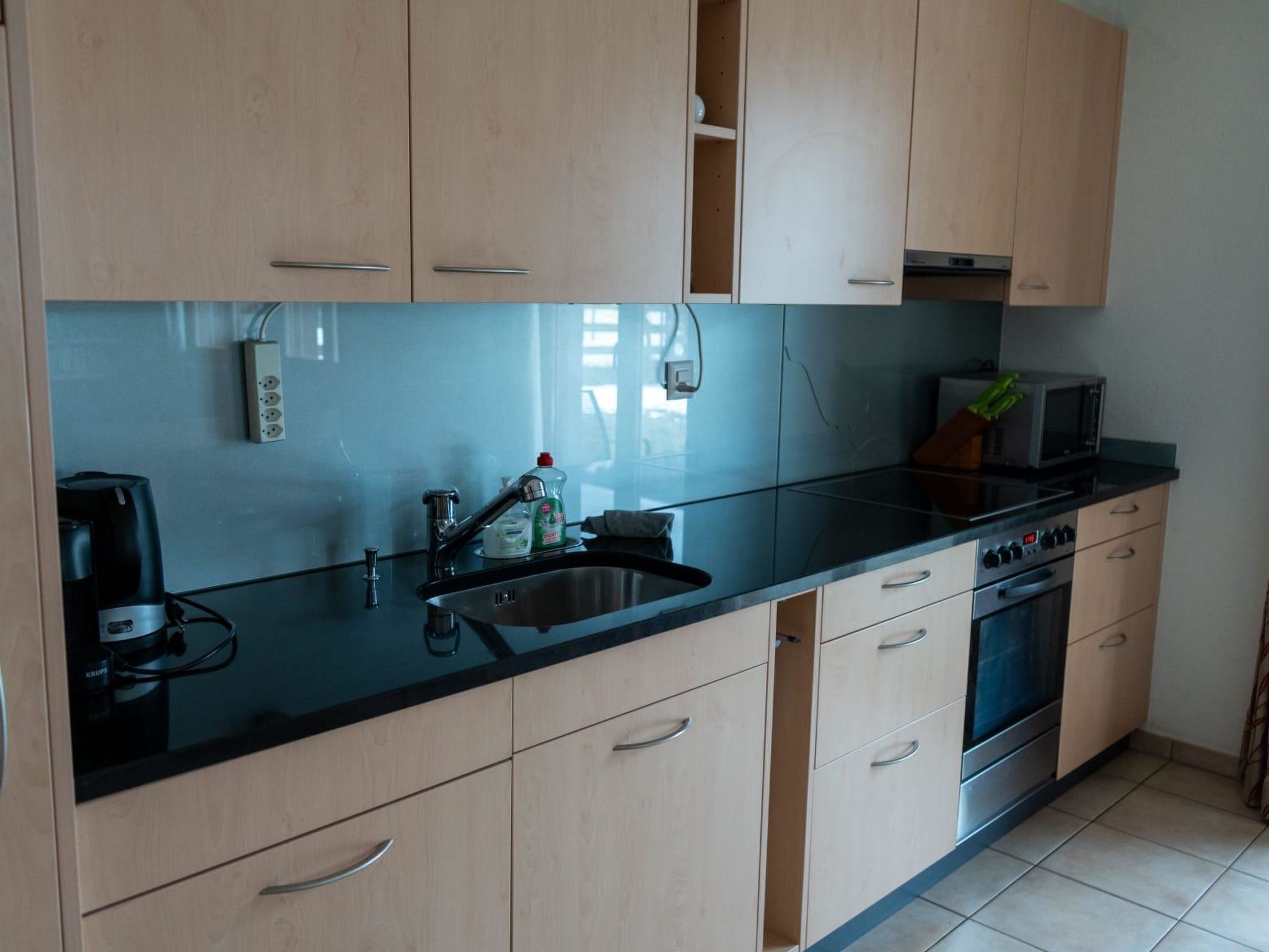 Kühlschrank, Ofen, Geschirrspüler, Wasserkocher