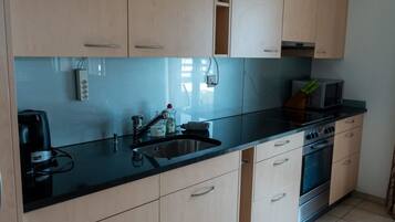 Kühlschrank, Ofen, Geschirrspüler, Wasserkocher