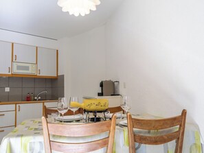 Geladeira, micro-ondas, torradeira, cadeirão de bebê