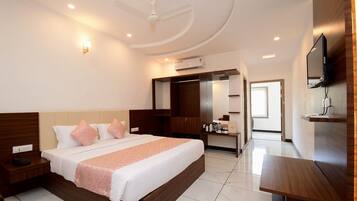 Deluxe Room | 1 bedroom, in-room safe, soundproofing, free WiFi