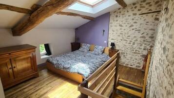 1 bedroom, soundproofing, travel crib, bed sheets