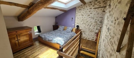 1 室のベッドルーム、防音設備、旅行用ベビーベッド、ベッドシーツ. Bienvenue aux Lavandières