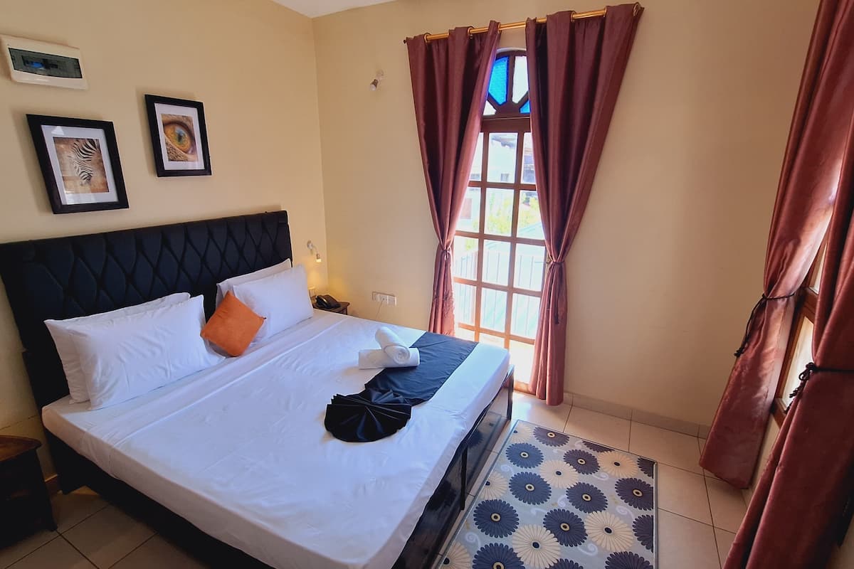 Standard Double Room | Iron/ironing board, WiFi (free), bed sheets