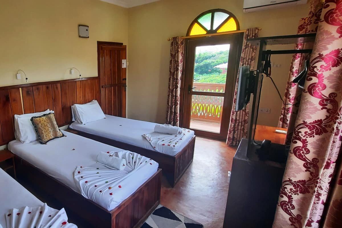 Triple Room | Iron/ironing board, WiFi (free), bed sheets