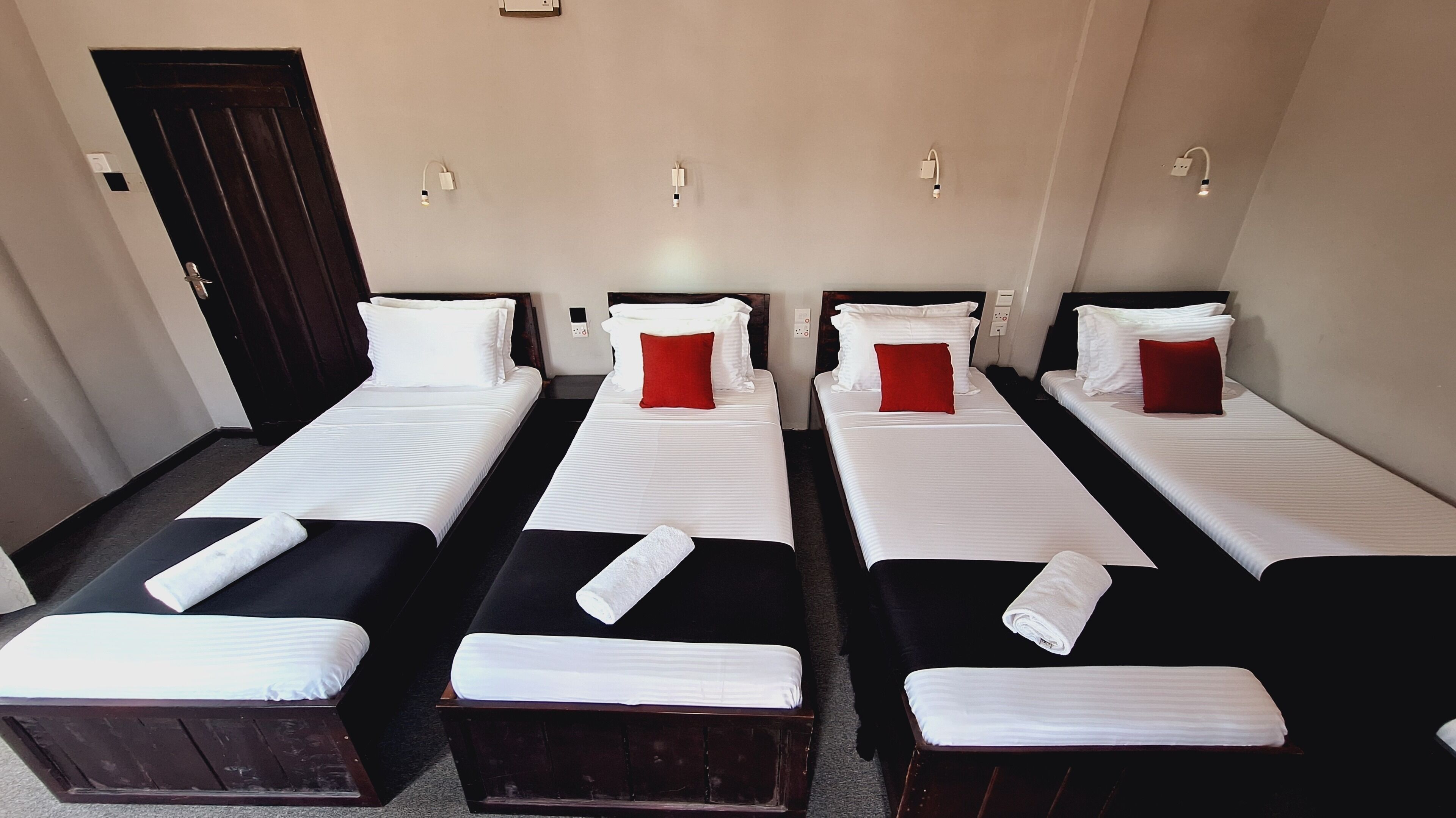 Tabla de planchar con plancha, wifi gratis y ropa de cama 