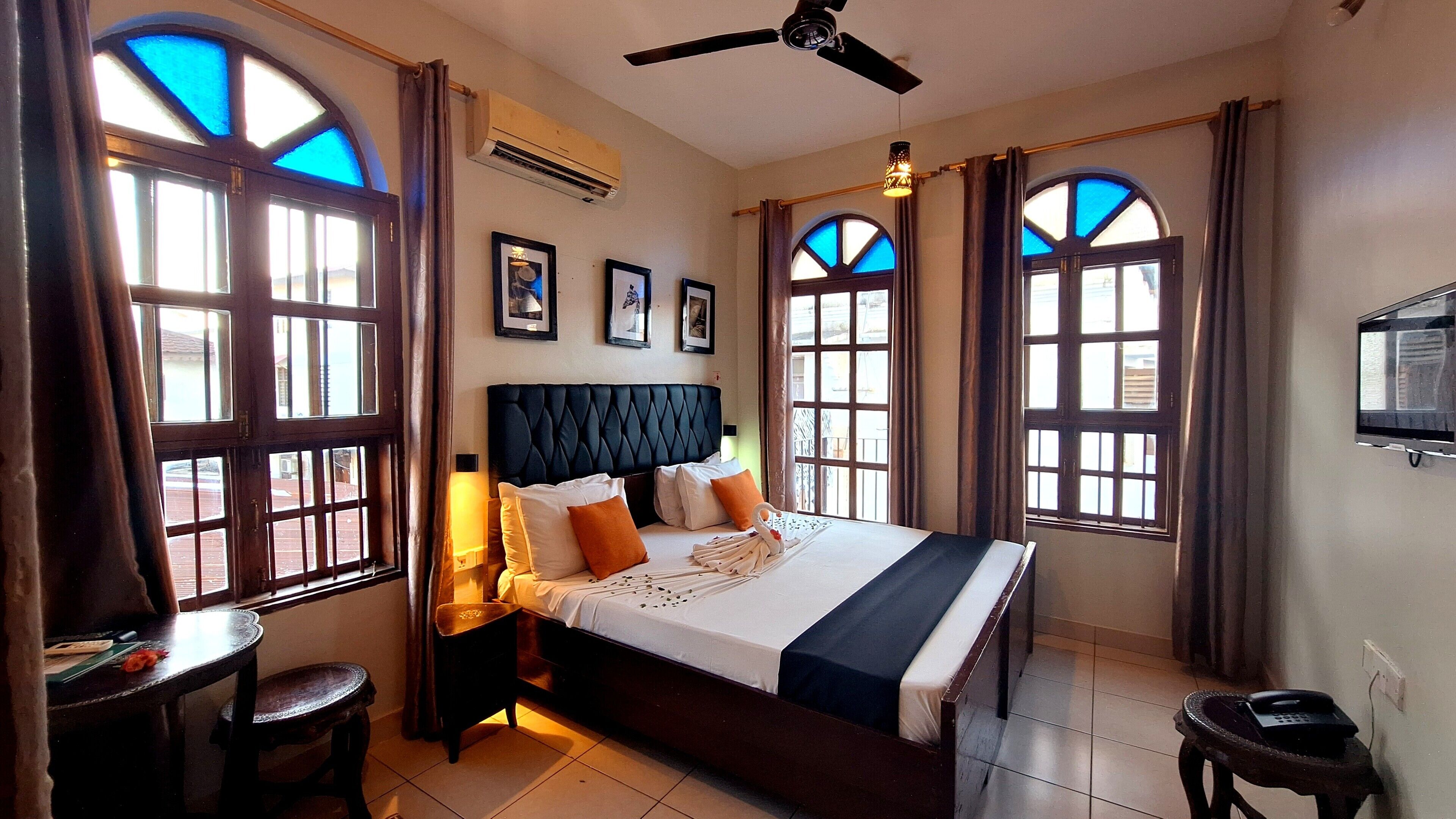 Tabla de planchar con plancha, wifi gratis y ropa de cama 