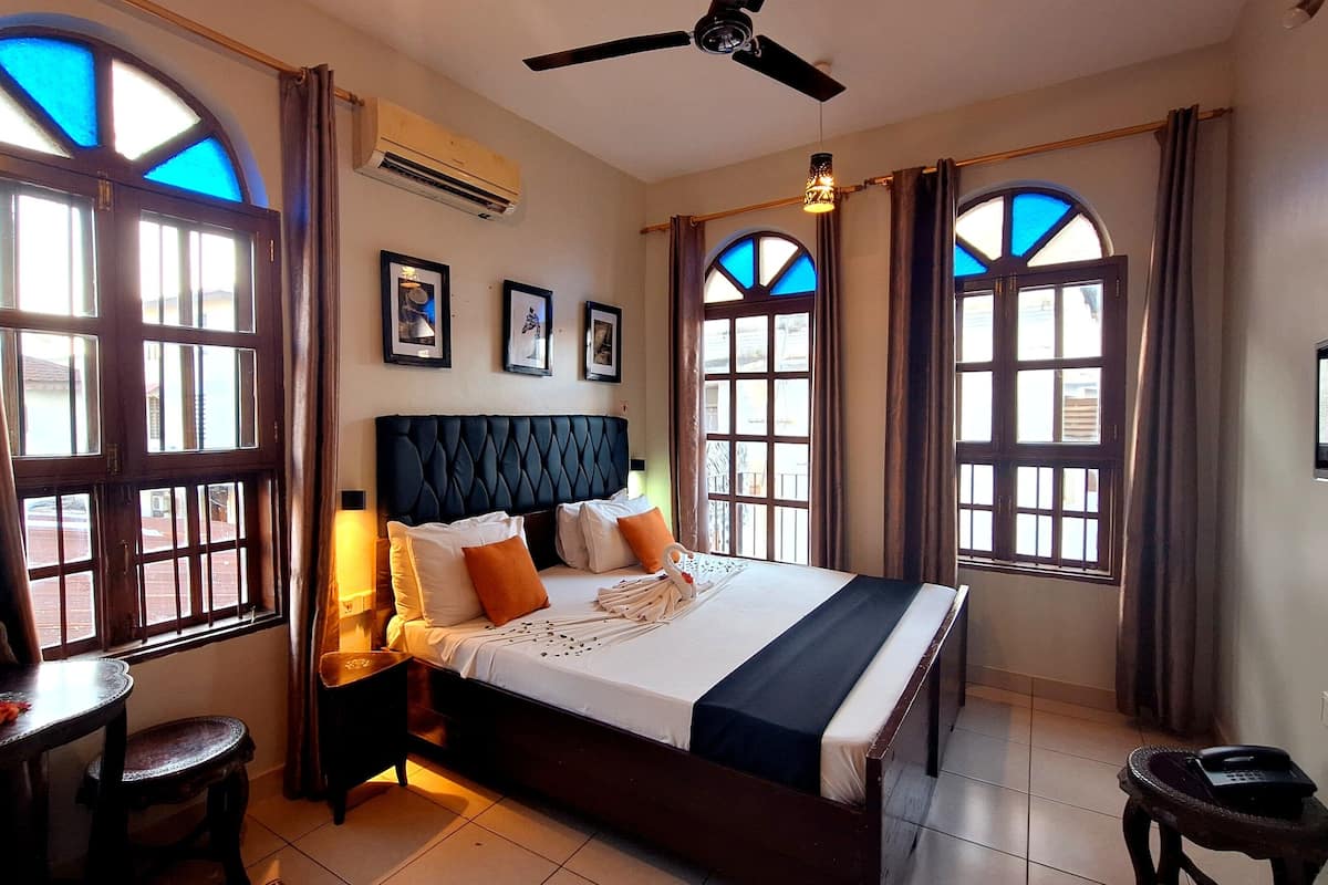 Deluxe Double Room | Iron/ironing board, WiFi (free), bed sheets