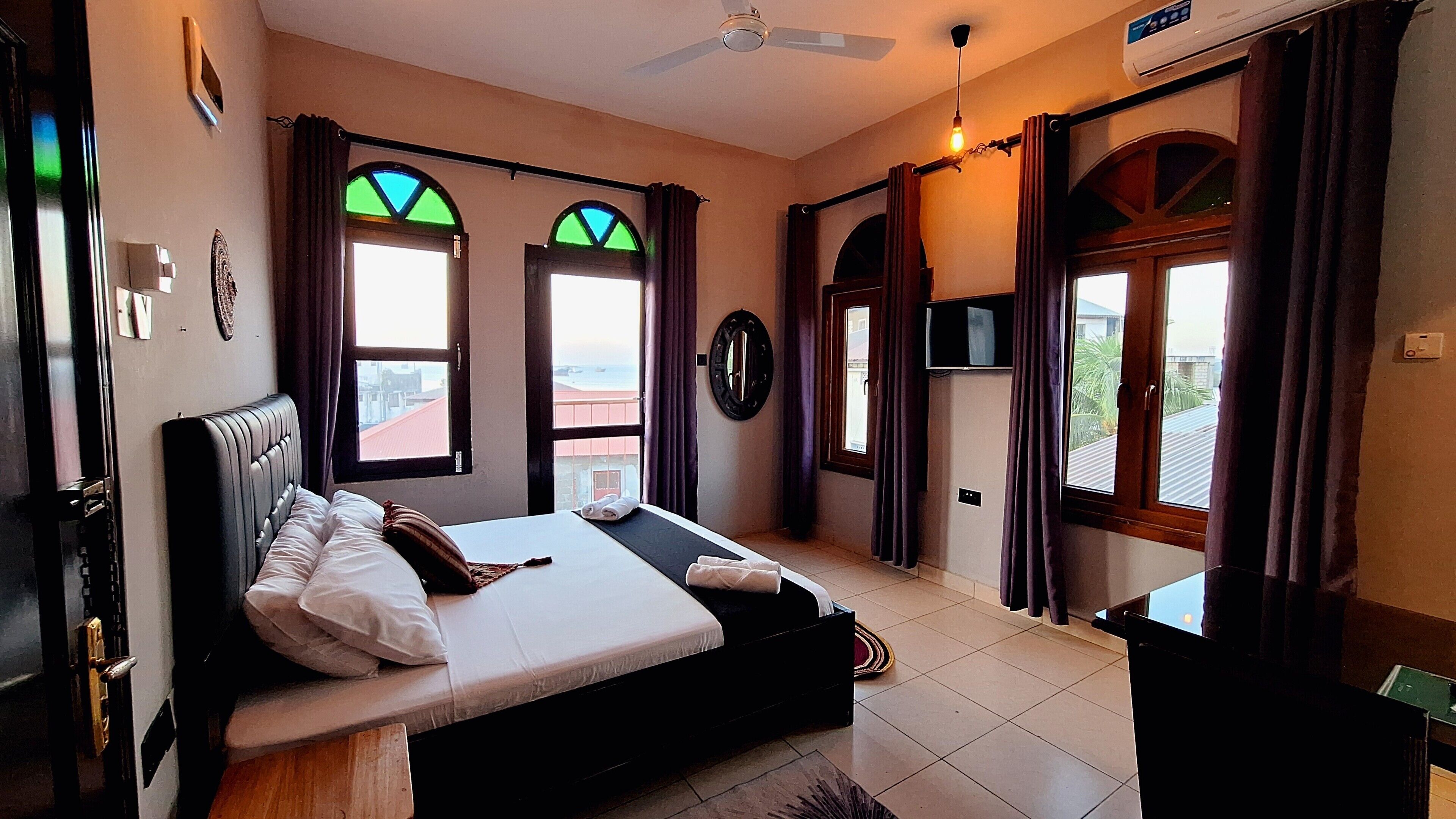 Tabla de planchar con plancha, wifi gratis y ropa de cama 