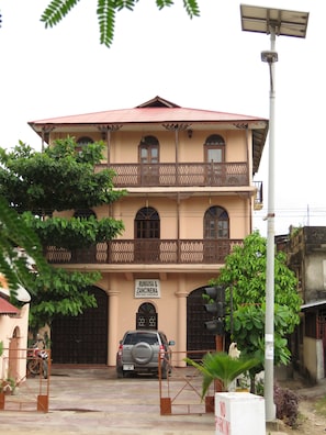 المنشأة من الخارج