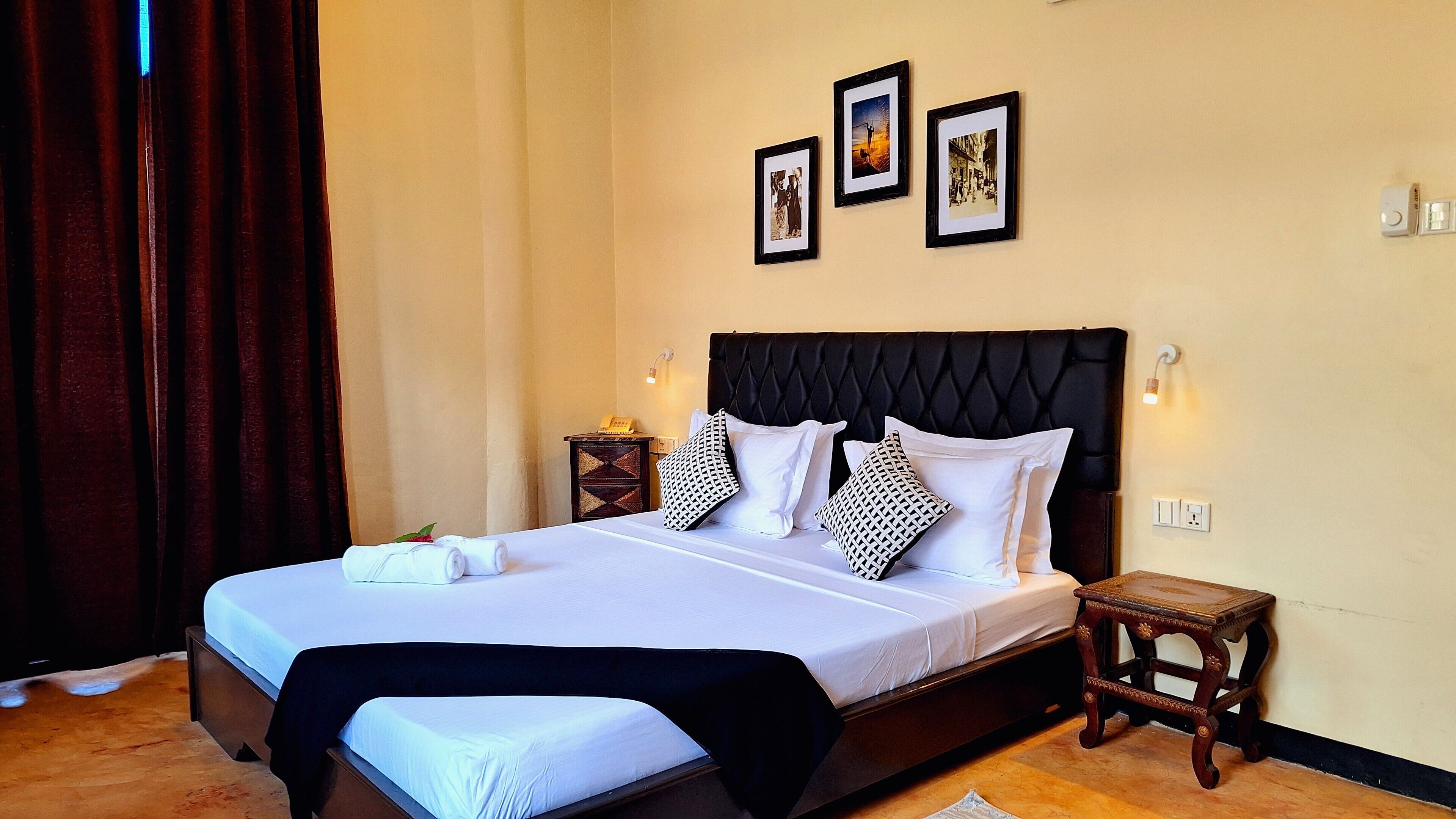 Tabla de planchar con plancha, wifi gratis y ropa de cama 