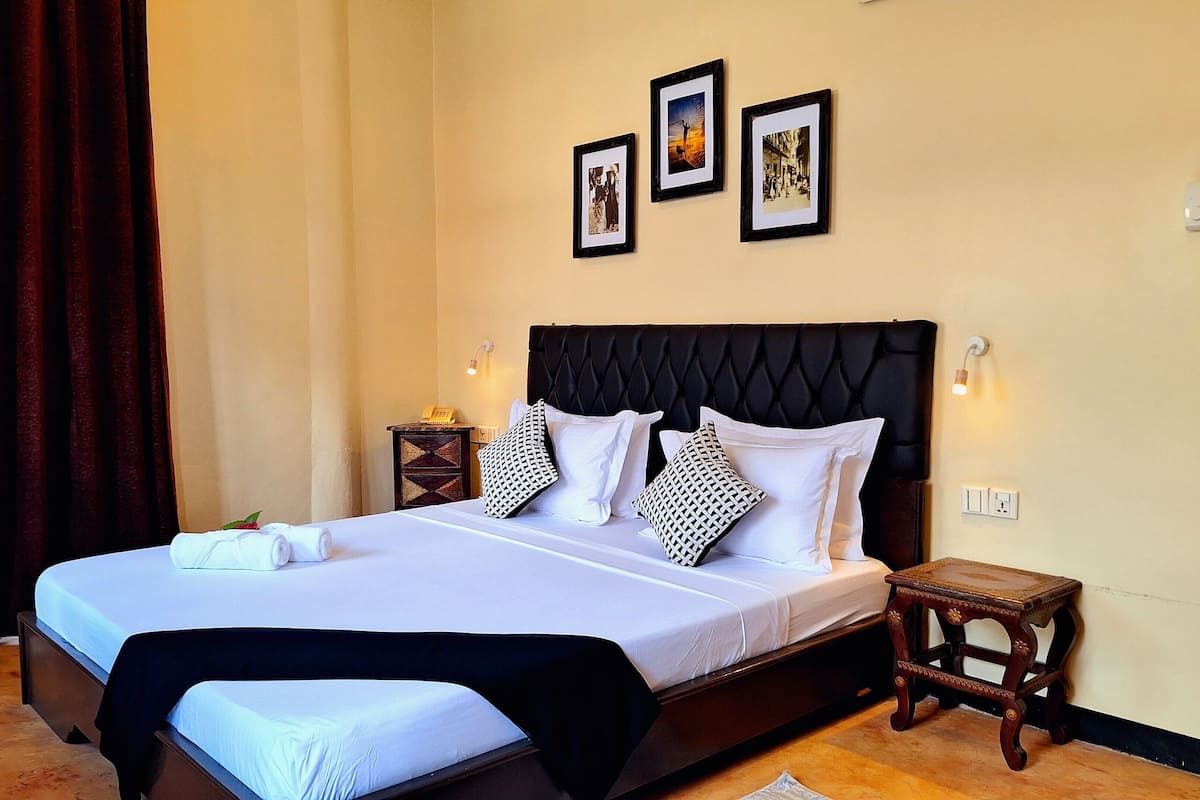 Superior Room | Iron/ironing board, WiFi (free), bed sheets