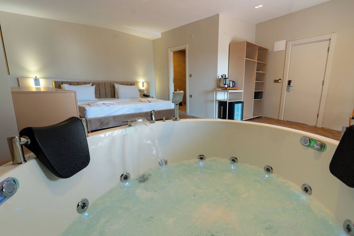 Deluxe Penthouse, 1 Bedroom, Sea View | Hypo-allergenic bedding available, Select Comfort beds, WiFi (free)