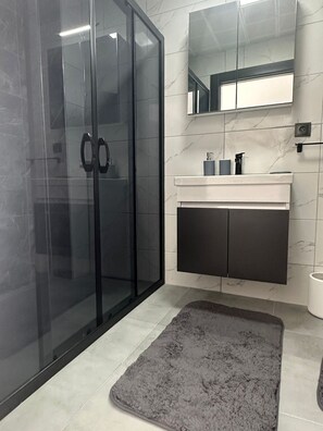 Elite Penthouse, 1 Bedroom, Sea View | Bathroom | Shower, hydromassage showerhead, designer toiletries, hair dryer