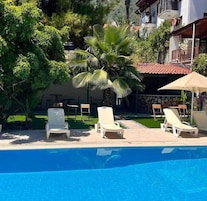 Una piscina al aire libre de temporada, camas de piscina gratis