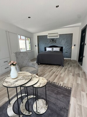 Elite Penthouse, 1 Bedroom, Sea View | Hypo-allergenic bedding, free WiFi, bed sheets