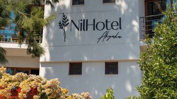 Un edificio de hotel con un cartel que dice 'Nil Hotel Akyaka'.