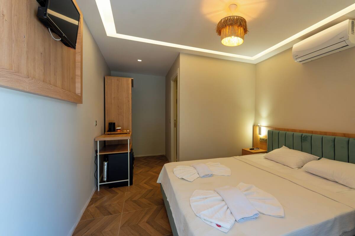 Hypo-allergenic bedding available, Select Comfort beds, WiFi (free)