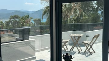 Elite Penthouse, 1 Bedroom, Sea View | Hypo-allergenic bedding, free WiFi, bed sheets