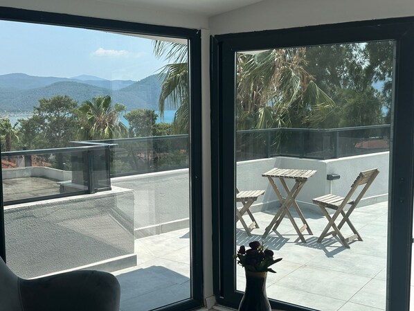 Elite Penthouse, 1 Bedroom, Sea View | Hypo-allergenic bedding, free WiFi, bed sheets