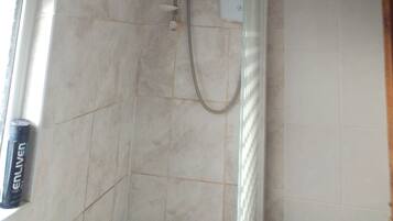Combined shower/bathtub, hair dryer, towels, soap