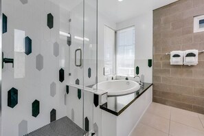 Bathtub, hair dryer - Exquisite apartment with 2 balconies - Pool!! (Tempe)