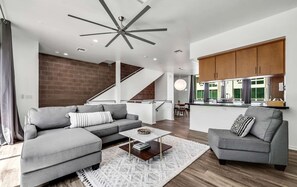 TV - Modern & Prime 2 bedroom apartment with balcony! (Tempe)