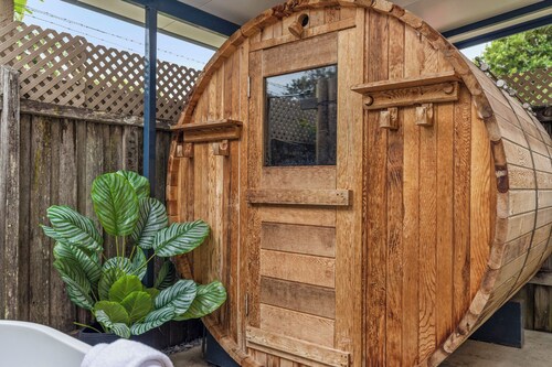 Chillax, Walk to Beach, Outdoor Bath, Sauna, Pet-Friendly