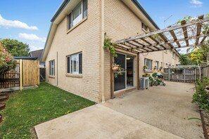 Exterior - Chillax, Walk to Beach, Outdoor Bath, Sauna, Pet-Friendly (Coffs Harbour)