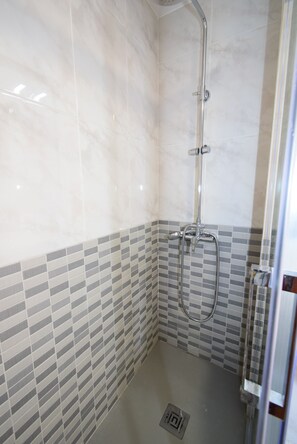 Douche, serviettes fournies