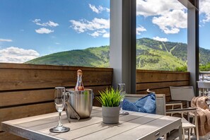Outdoor dining - Ski-in/Ski-out! Enjoy Luxury Amenities, Hot Tub, and a Great Location! (Park City)