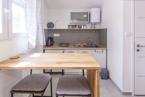 Kühlschrank, Herdplatte, Wasserkocher mit Kaffee-/Teezubehör