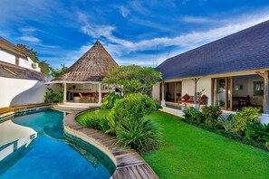 Outdoor pool - Magnificent Balinese style villa with minutes (Bali)