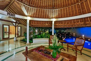 Interior - Magnificent Balinese style villa with minutes (Bali)
