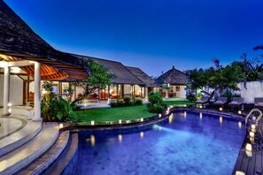 Outdoor pool - Magnificent Balinese style villa with minutes (Bali)