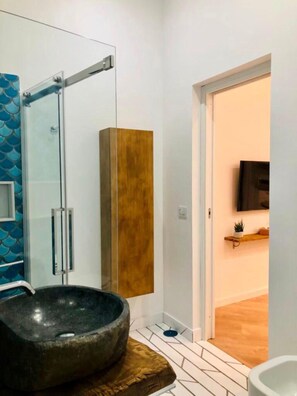 Douche, sĂšche-cheveux, bidet, serviettes fournies