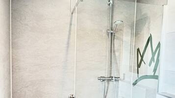 Quarto casal | Banheiro | Chuveiro, toalhas de banho