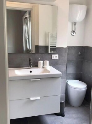 Dusche, Haartrockner, Bidet, Handtücher