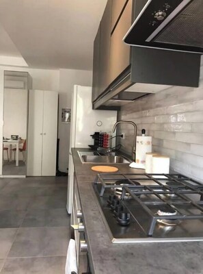 Fridge, oven, stovetop, dishwasher - La Casetta - Comfortable apartment in area provided with premises and services! (Roma)