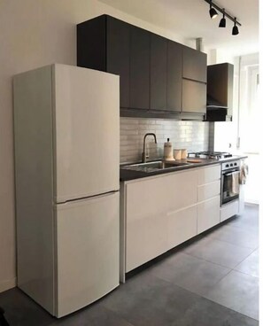 Fridge, oven, stovetop, dishwasher - La Casetta - Comfortable apartment in area provided with premises and services! (Roma)