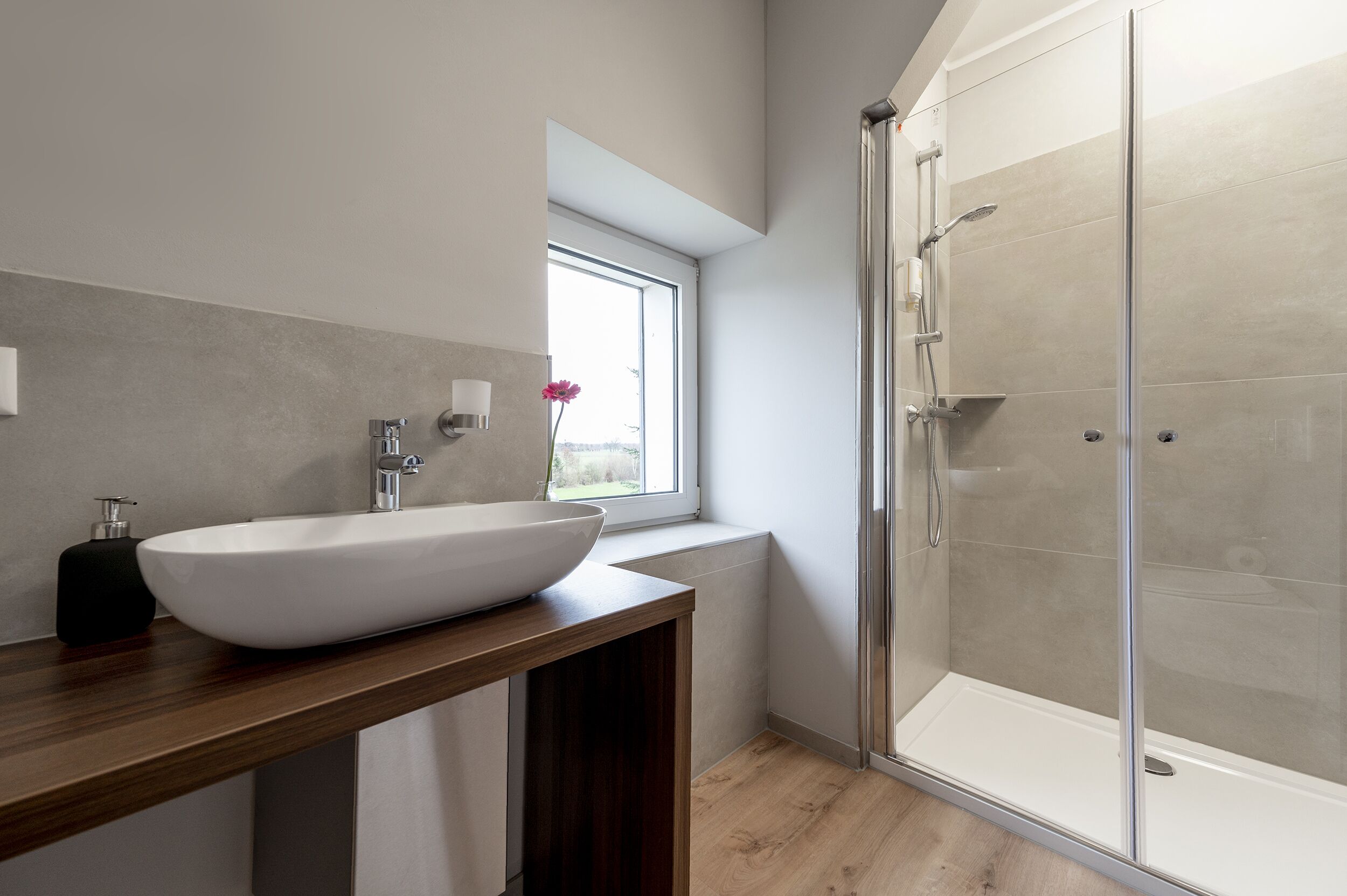 Kamar Double Ekonomi | Kamar mandi | Shower, pengering rambut, handuk, dan sabun