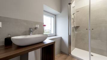 Kamar Double Ekonomi | Kamar mandi | Shower, pengering rambut, handuk, dan sabun