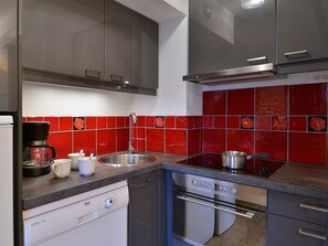 Kjøleskap, mikrobølgeovn, ovn og oppvaskmaskin