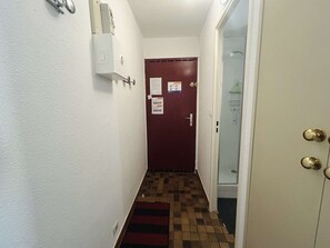 Interior - Cozy 2-Room Apartment for 4, Steps from Beach, A/C, Loggia, Parking - Narbonne Plage (Narbonne)