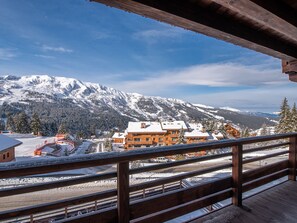 Property grounds - Superb ski-in/ski-out apartment with 5* concierge, Méribel (Méribel)