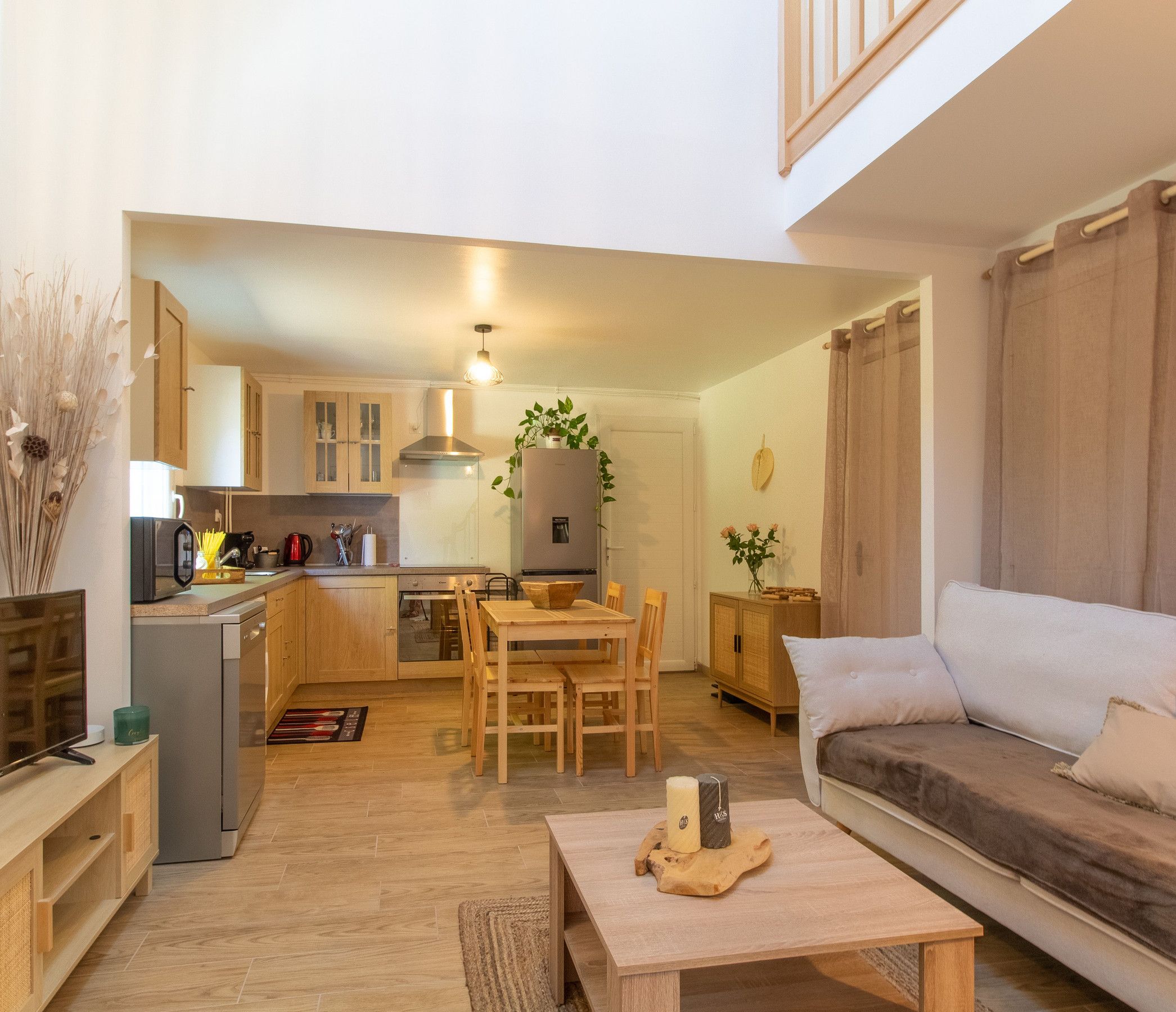 Een modern appartement met keuken, eethoek en woonkamer.