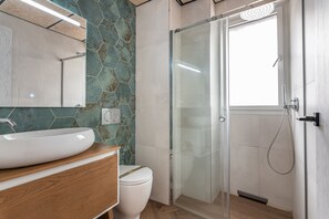 Douche, sèche-cheveux, serviettes fournies